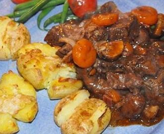 Värmande Boeuf Bourguignon och kraschad potatis