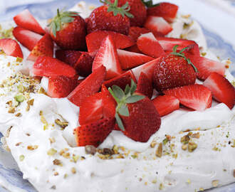 Pavlova med jordgubbar och pistagenötter