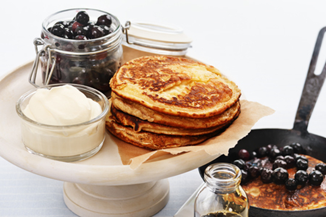 Fluffiga pannkakor med blåbär och grädde