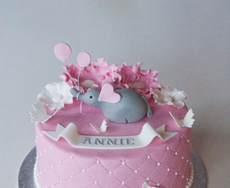 Rosa tårta med elefant till Annie
