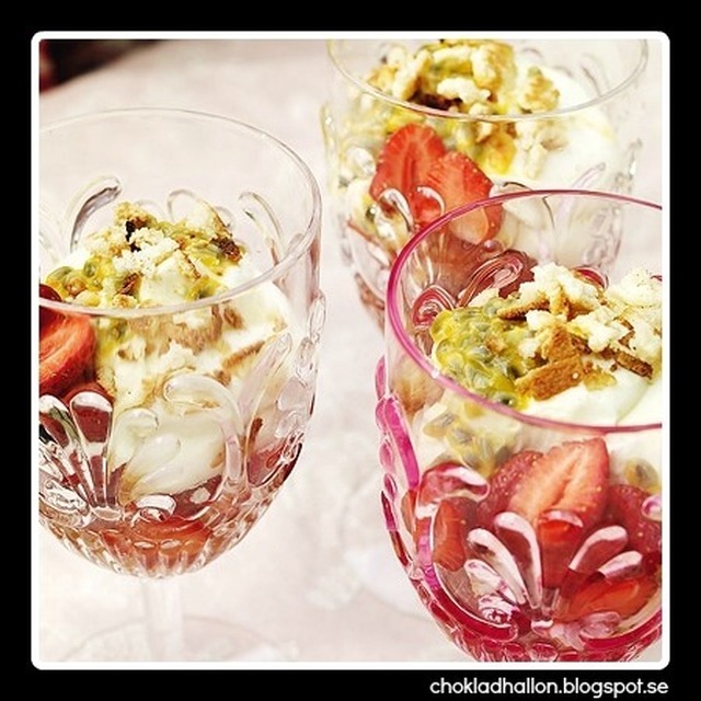 Lyxiga jordgubbar i glas