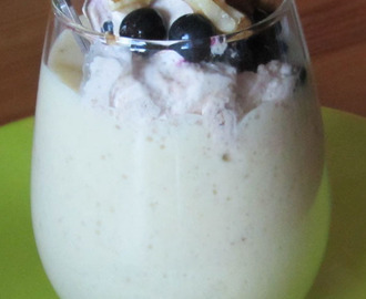 Smoothie - Ananas, banan, citron, mjölk, blåbär och valnötter