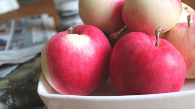 Finfina trädgårdsäpplen och äppelpaj till efterrätt