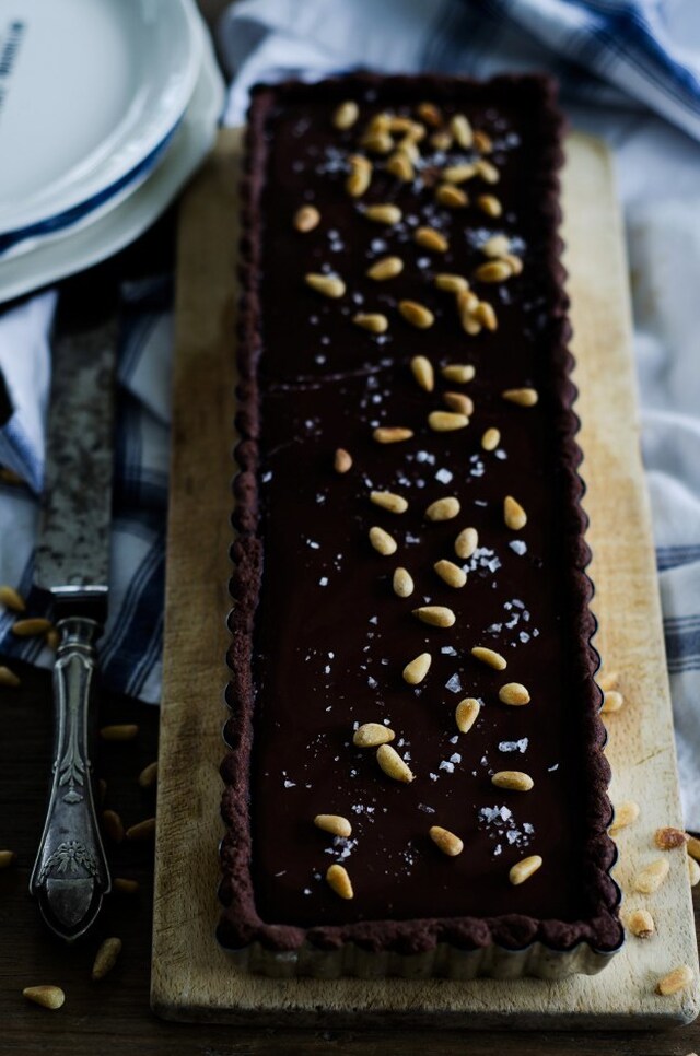 Chocolate and Salted Caramel Tart (Kolapaj med Chokladganache)