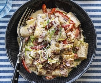 Bild: Pasta penne med bacon och dijonsenap