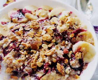 More INSTAGRAM! // Rich Porridge with Ripple of Peanut Butter Maca Sauce and Bluberry Juice