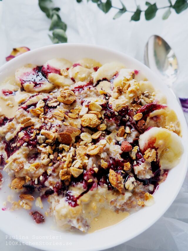 More INSTAGRAM! // Rich Porridge with Ripple of Peanut Butter Maca Sauce and Bluberry Juice