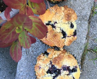 Blåbärsmuffins med vaniljkräm och havresmul