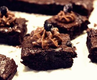 Glutenfria choklad och mandelbrownies med choklad och lakritsfrosting