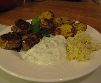 Köttbullar på lammfärs med potatis, tsatsiki och kålsallad