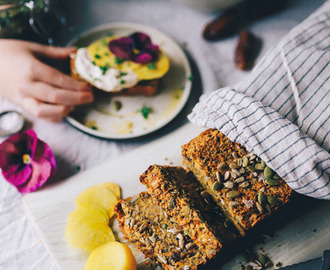 Frö & morotsbröd med dadlar