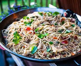 Vegetarisk italiensk pasta med soltorkade tomater och champinjoner