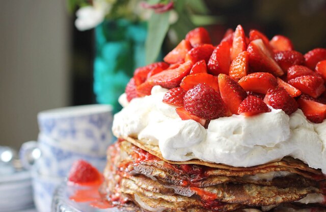 Pannkakstårta med jordgubbar