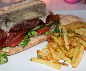 Hemmagjord hamburgare med pommes frites