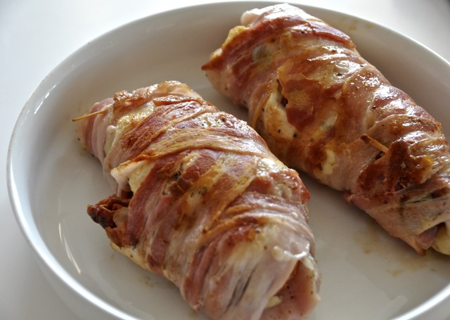 Baconinlindad kycklingfilé med fyllning