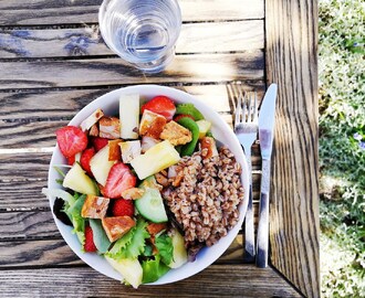 Kycklingsallad med jordgubbar och ananas