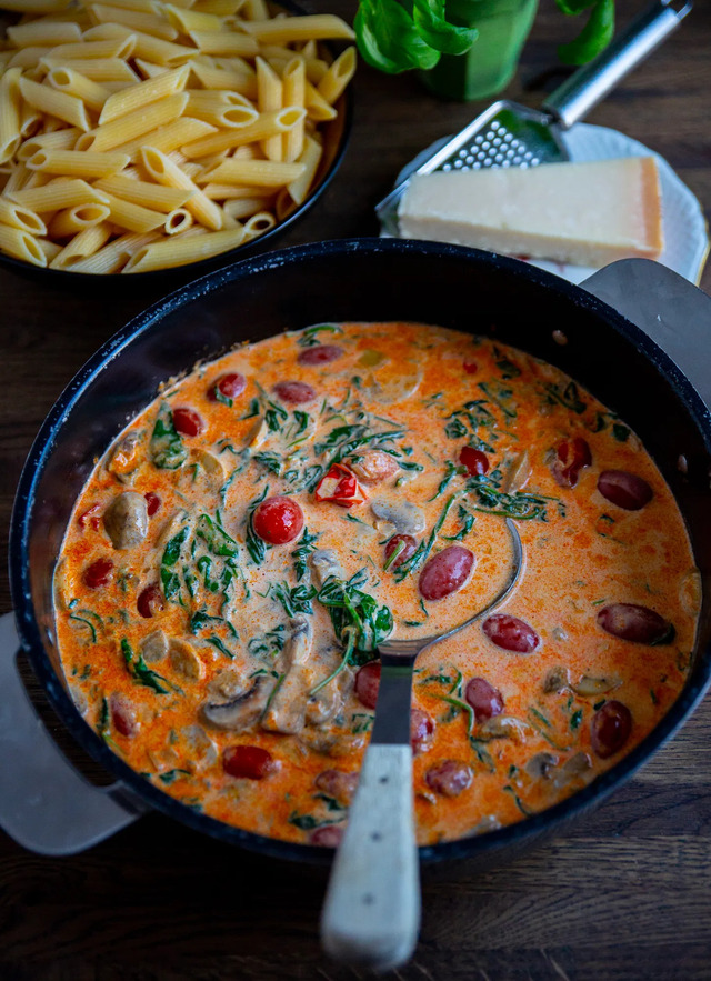 Supersmarrig och lättlagad sås som passar perfekt att servera med pasta!