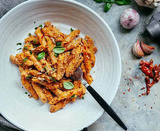 Krämig pasta med tomat och kikärtor