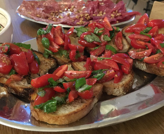 Bruschetta, Bresaola, Salami och Caprese - Fredagsmys i min smak