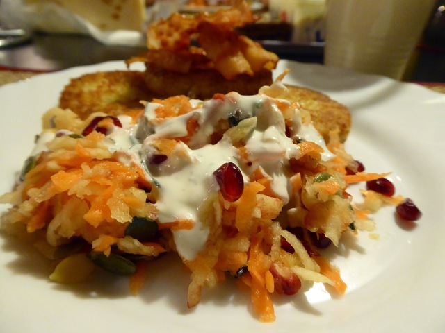 Fruktig sallad på morot, äpple och granatäpple