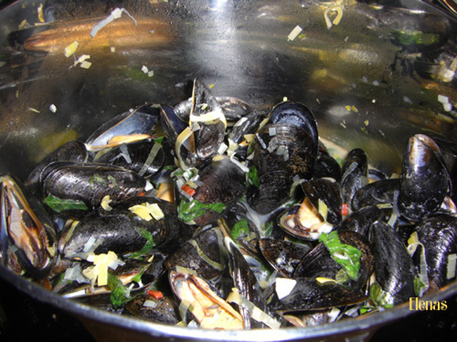 Ångkokta musslor med citrongräs, basilika och vin