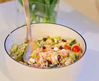 Quinoasallad med kräftstjärtar, avocado och feta