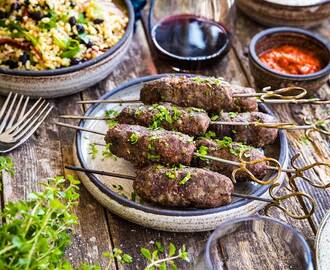 Grillade köttfärsspett med matig sallad och fetaostsås