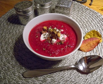 Rödbetssoppa med chevréost och rostade pistaschnötter