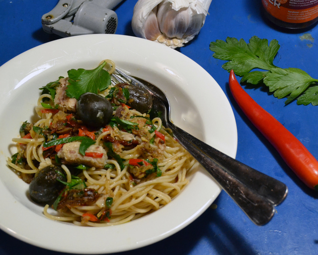 Spaghettis aux sardines – pasta med sardiner, chili & oliver