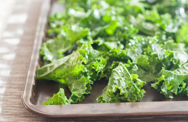 Grönkålschips – så enkelt gör du detta nyttiga snacks (mycket godare än chips!)