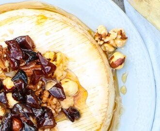 Bakad brie med nötter och rosmarinsirap | Foodfolder - Vin, matglädje och inspiration!