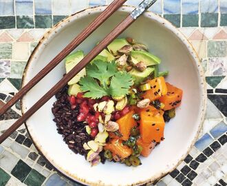 Poke bowl med saffranslax, svart ris, avokado och granatäpple