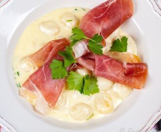 Färsk pasta eller Gnocchi med grädde, parmaskinka och tryffelolja