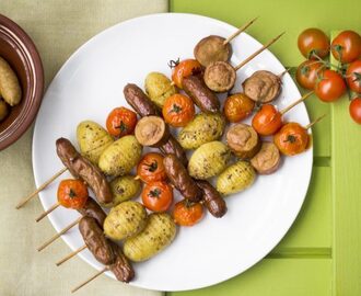 Goda spett med mini-hasselbackpotatisar och tre sorters korvar