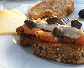 Spansk lantfrukost: sardinbruschetta och hård getost m porcherat lantägg