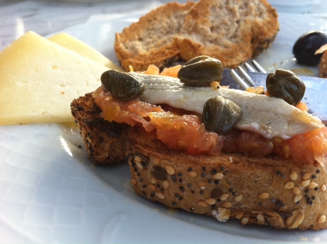 Spansk lantfrukost: sardinbruschetta och hård getost m porcherat lantägg