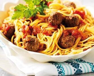 Pasta med tomatsås och köttbullar