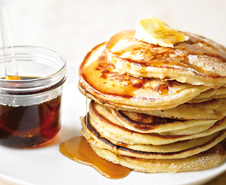 Amerikanska pannkakor med lönnsirap