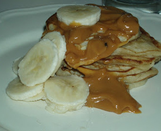 Amerikanska pannkakor med kolakräm och banan