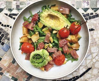 Sallad med marinerad tonfisk, rostad potatis, ugnsbakade tomater och avokado