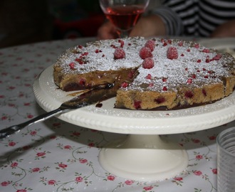 Vit och mörk kladdkaka med lakrits och hallon