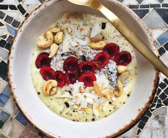 Piña Colada smoothiebowl med rå lakrits och färska körsbär