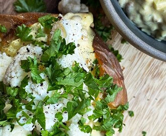 Bakad potatis med curryröra med äpple, linser och picklad blomkål