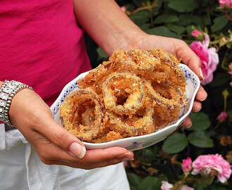 Pankofriterade lökringar med sesamfrön och chiliflakes