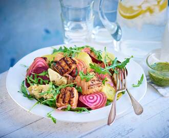 Socker- och chiligrillad lax med vacker betsallad