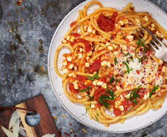 Jonas bucatini all’amatriciana med MiFú Tomat & Örter istället för griskind