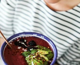 Smoothiebowl med avokdo och mandelsmör