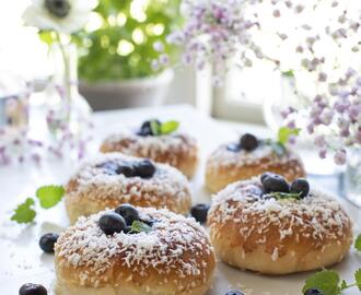 Solskensbullar med vanilj- och blåbärskräm