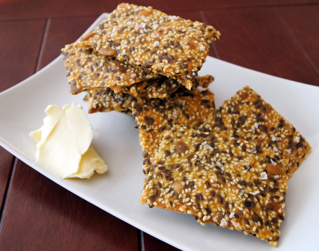 Glutenfritt knäckebröd med frön och majsmjöl