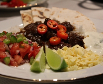 Chipotlechili med superfräsch tomat- och paprikasalsa